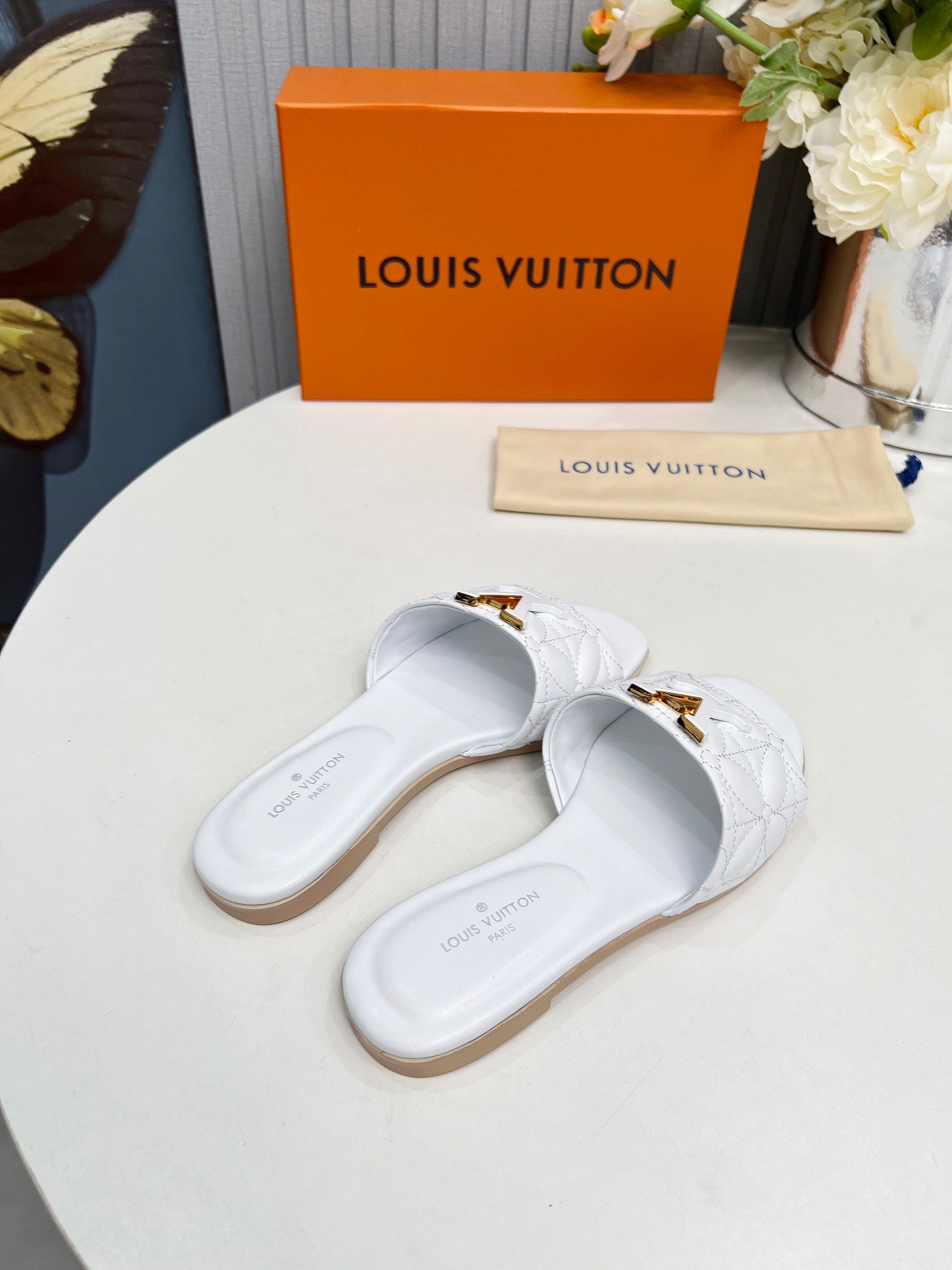 LV 26S MARE FLAT MULES IN WHITE CALFSKIN