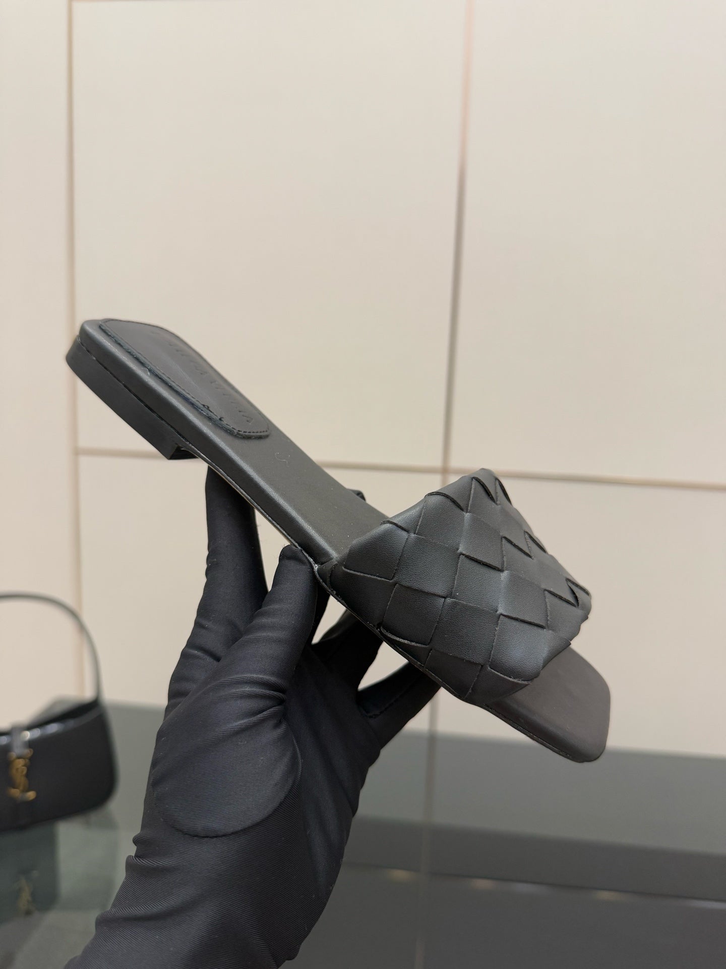 BOTTEGA VENETA LIDO FLAT SANDALS IN BLACK CALFSKIN