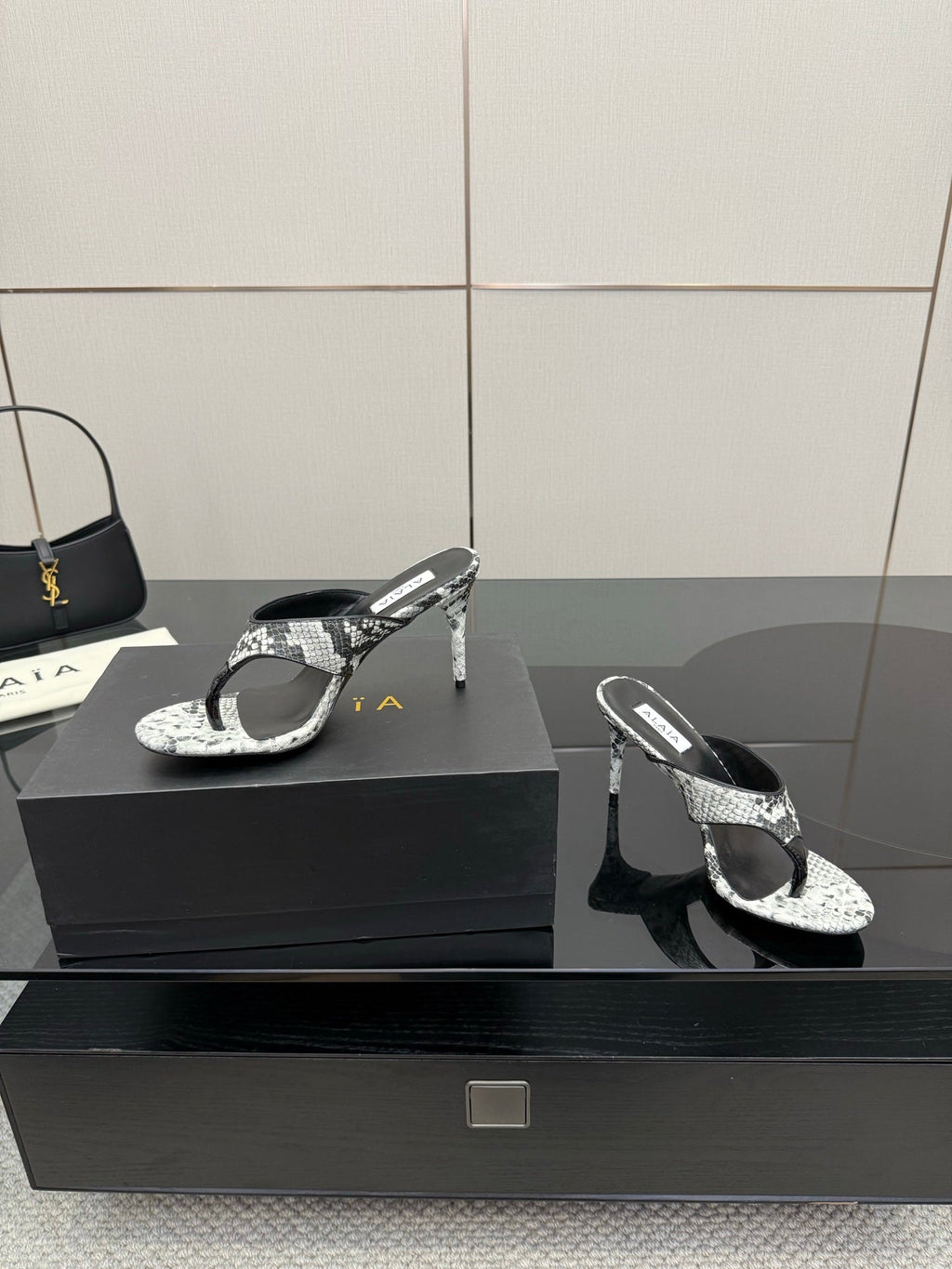 ALAIA HEELED THONG 25S IN WHITE AND BLACK LAMBSKIN SNAKE-EMBOSSED