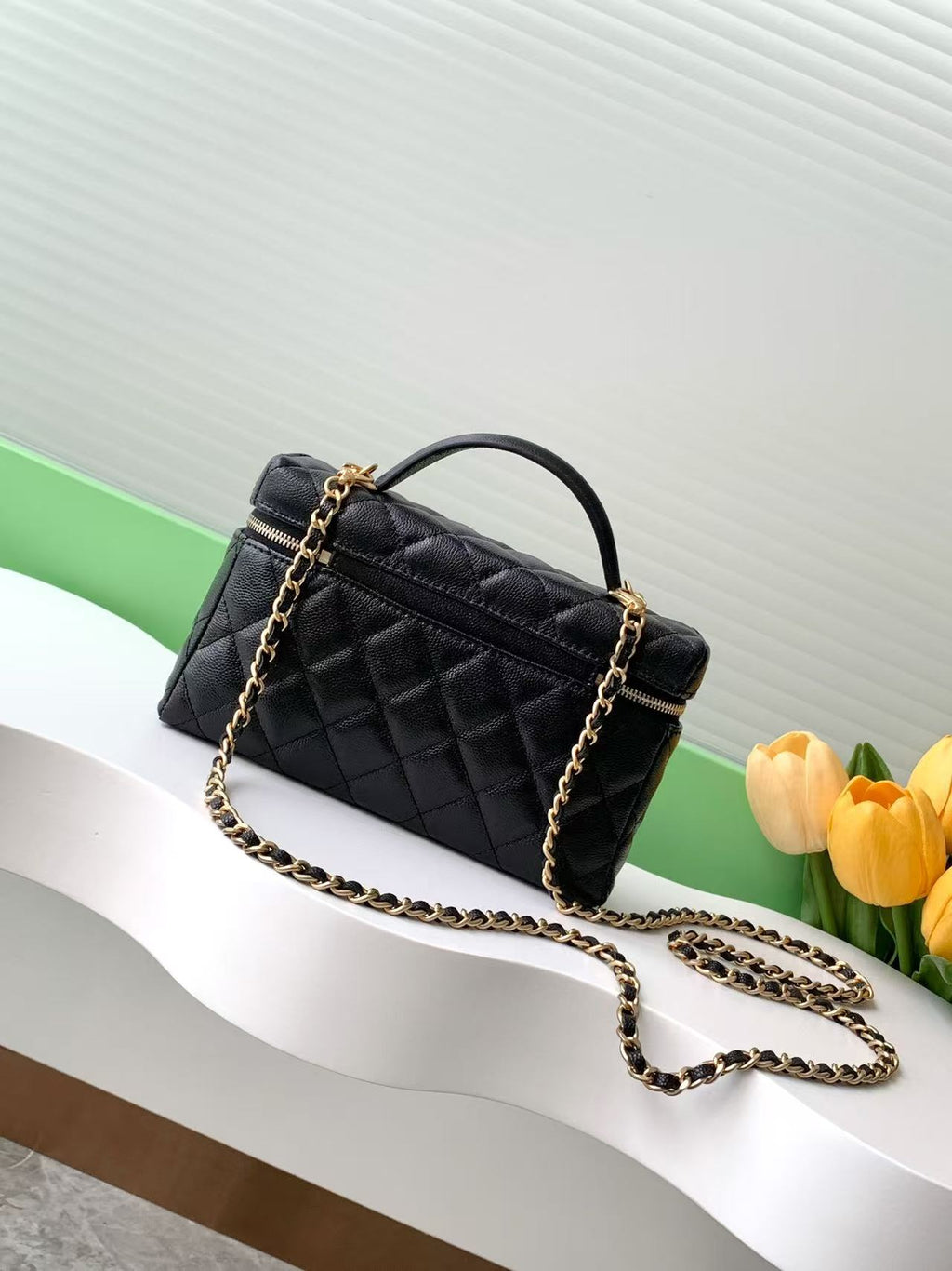 VANITY CASE 19 IN BLACK GRAINED CALFSKIN GOLD HARDWARE