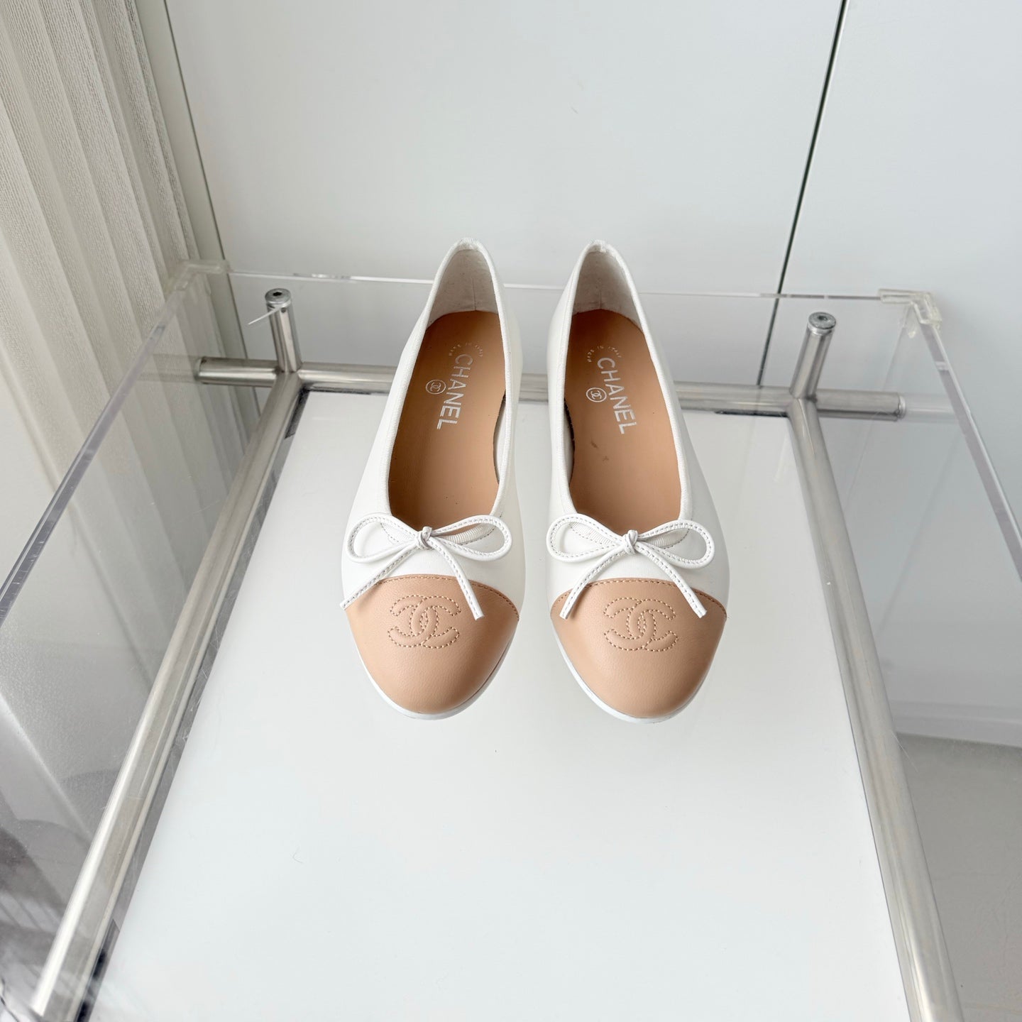 CHANEL 26S BALLET FLATS IN WHITE CALFSKIN WITH BEIGE TOE CAP AND BOW