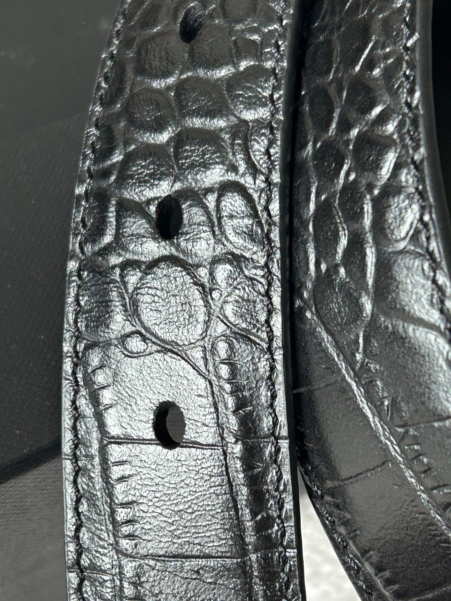 YSL 25S BELT 30 MM IN BLACK CROCODILE-EMBOSSED LEATHER 543667