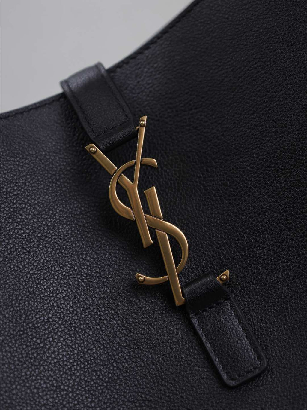 LE 5 À 7 HANDBAG 31 IN BLACK CALFSKIN GOLD HARDWARE