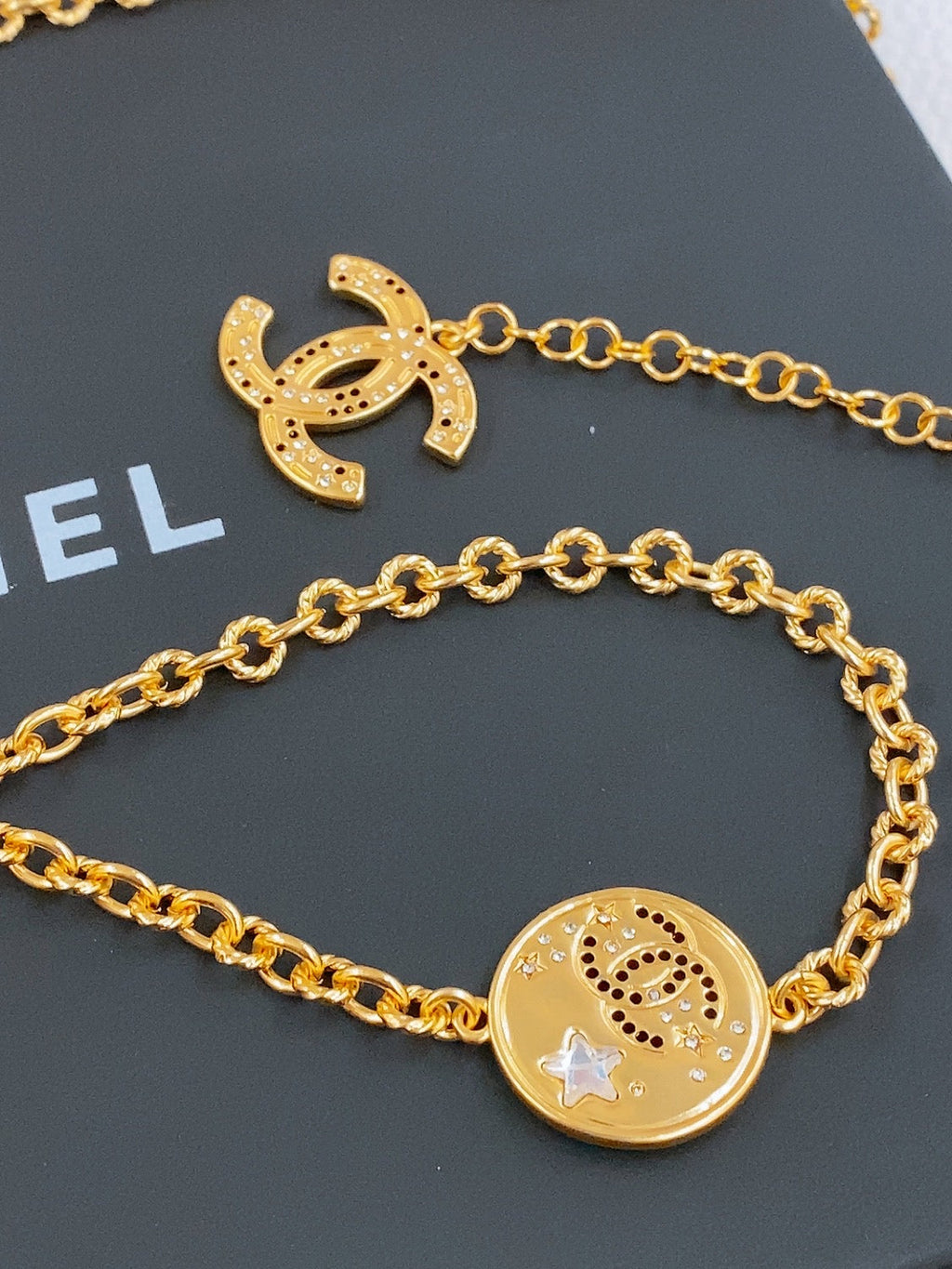 TWISTED CHAIN BELT WITH RHINESTONES AND LOGO PLATE IN GOLD TONE