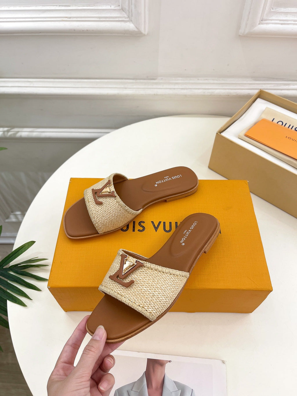 LV WOMEN CAPRI FLAT MULES IN CHOCOLATE BROWN LEATHER AND RAFFIA