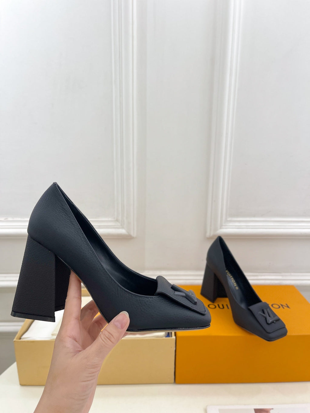 LV BLOCK HEEL PUMPS IN BLACK CALFSKIN