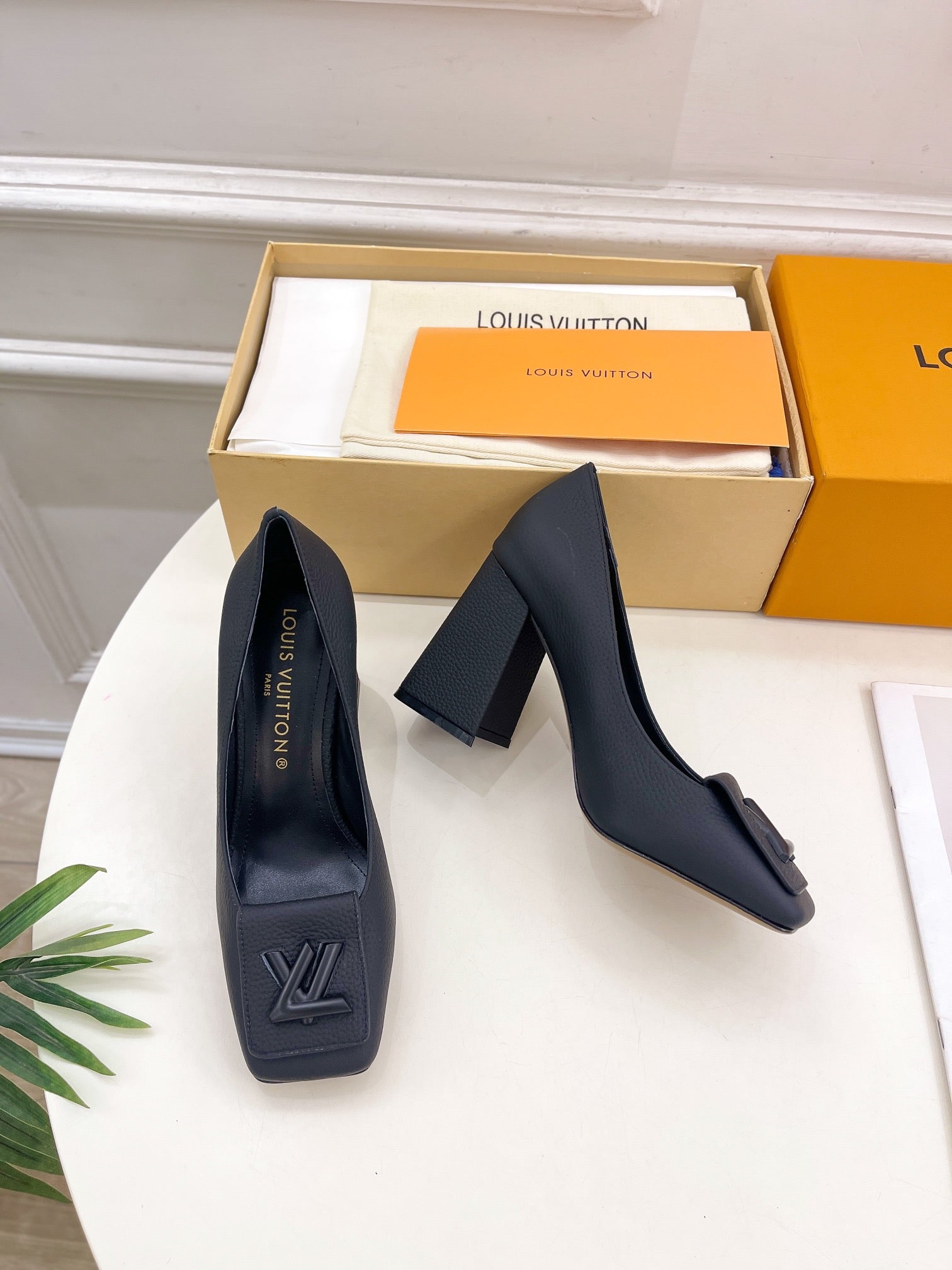 LV BLOCK HEEL PUMPS IN BLACK CALFSKIN