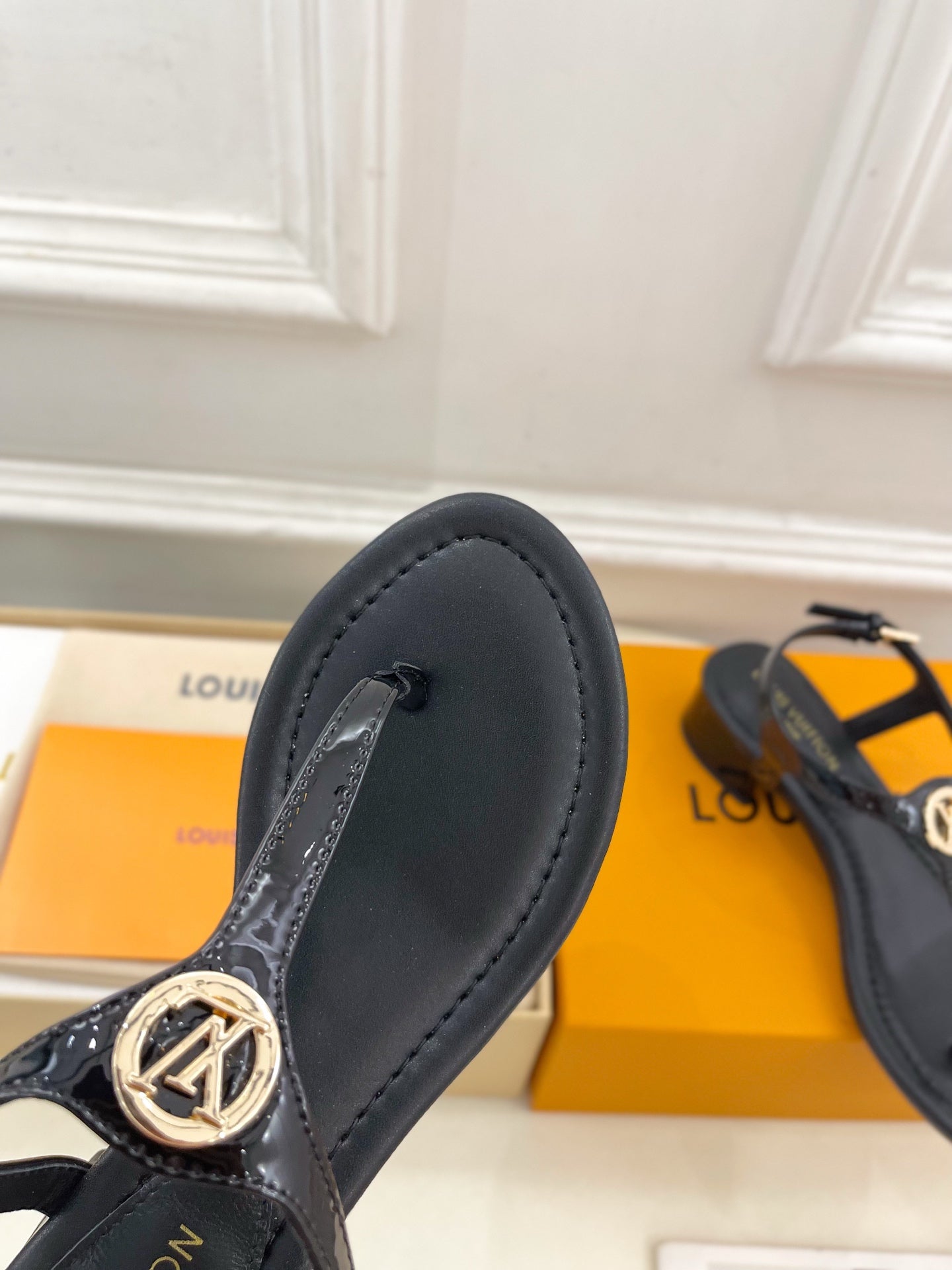 LV SUNKISS T-STRAP SANDALS IN BLACK CALFSKIN GOLD-TONE ACCESSORY.